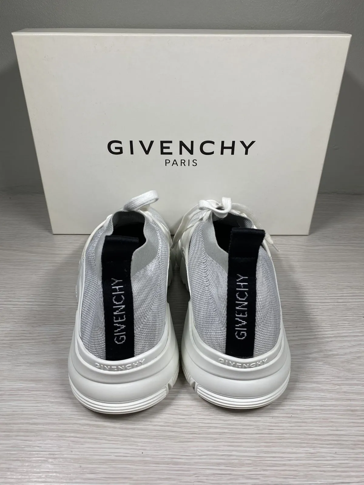 <B> GIVENCHY</B> <BR>Jaw Low Knitted Trainers 39