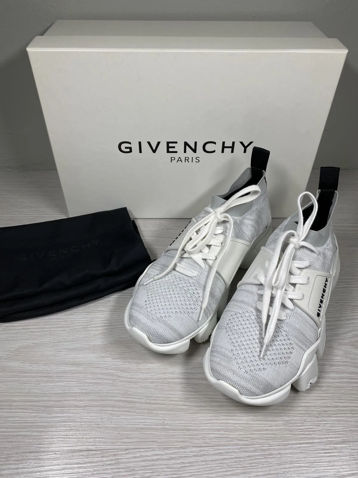 <B> GIVENCHY</B> <BR>Jaw Low Knitted Trainers 39