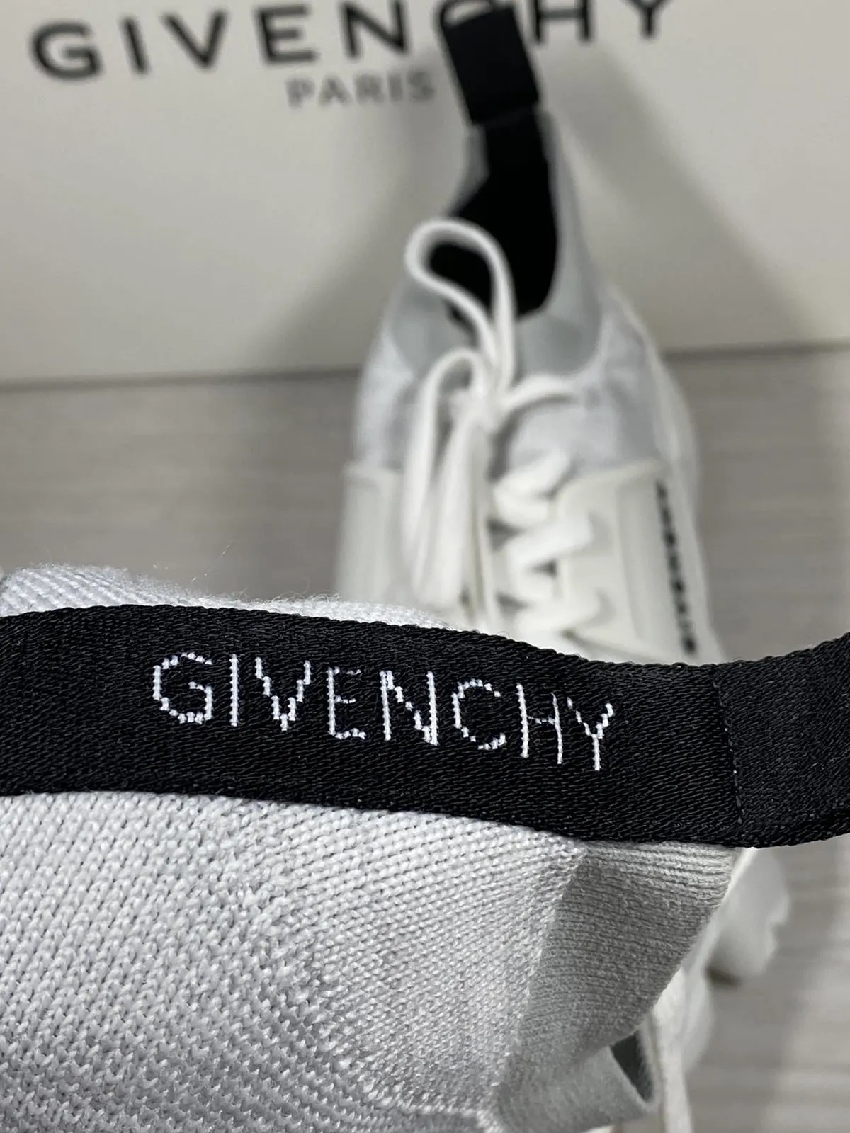 <B> GIVENCHY</B> <BR>Jaw Low Knitted Trainers 39