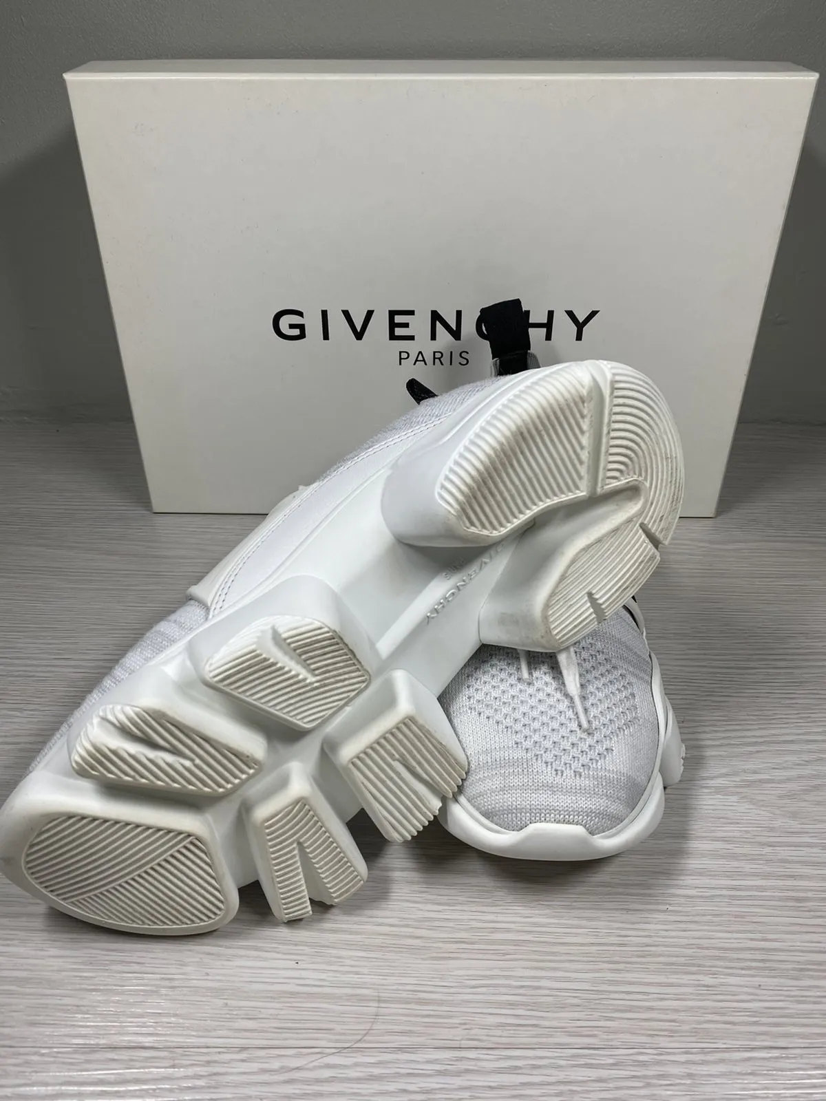 <B> GIVENCHY</B> <BR>Jaw Low Knitted Trainers 39