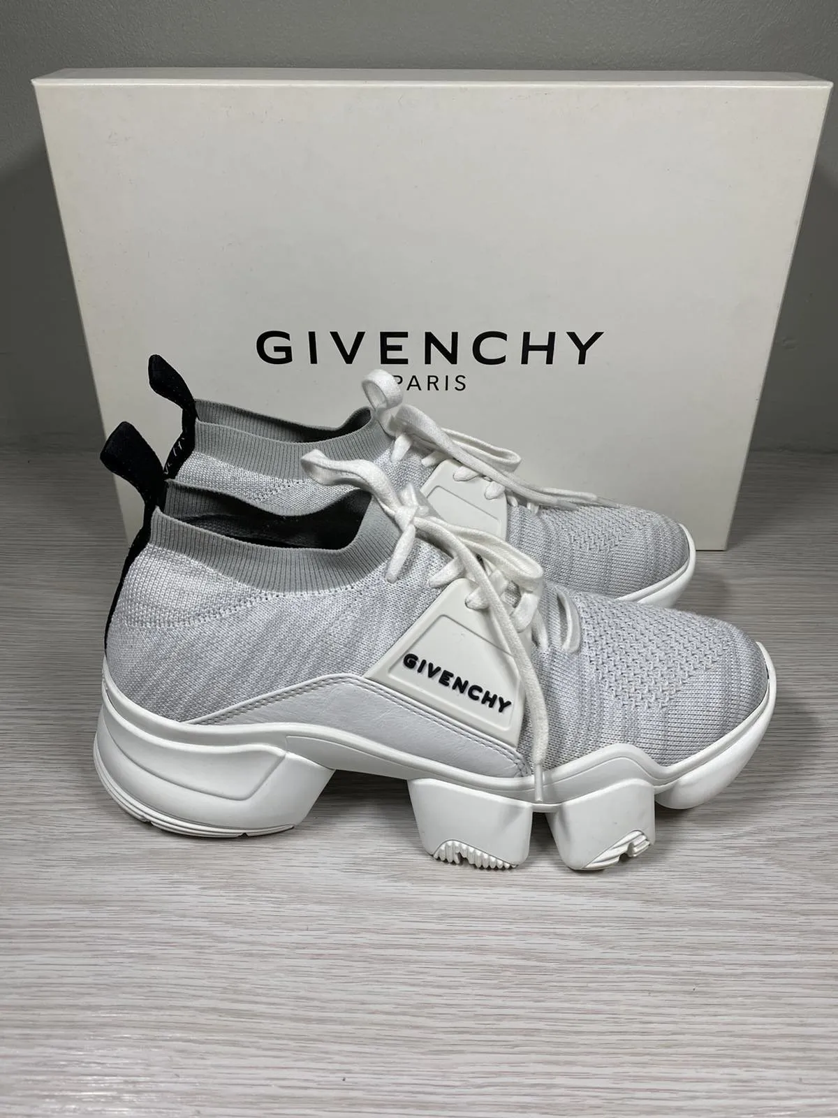 <B> GIVENCHY</B> <BR>Jaw Low Knitted Trainers 39