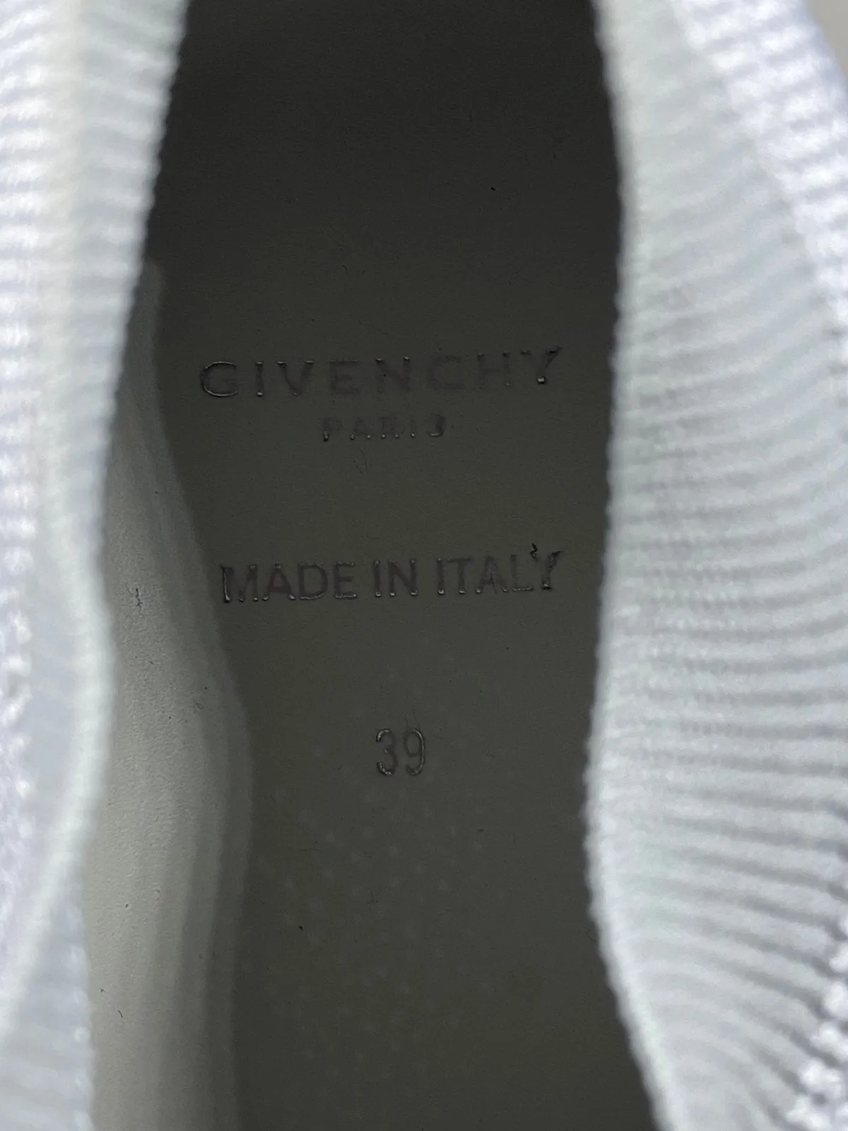 <B> GIVENCHY</B> <BR>Jaw Low Knitted Trainers 39