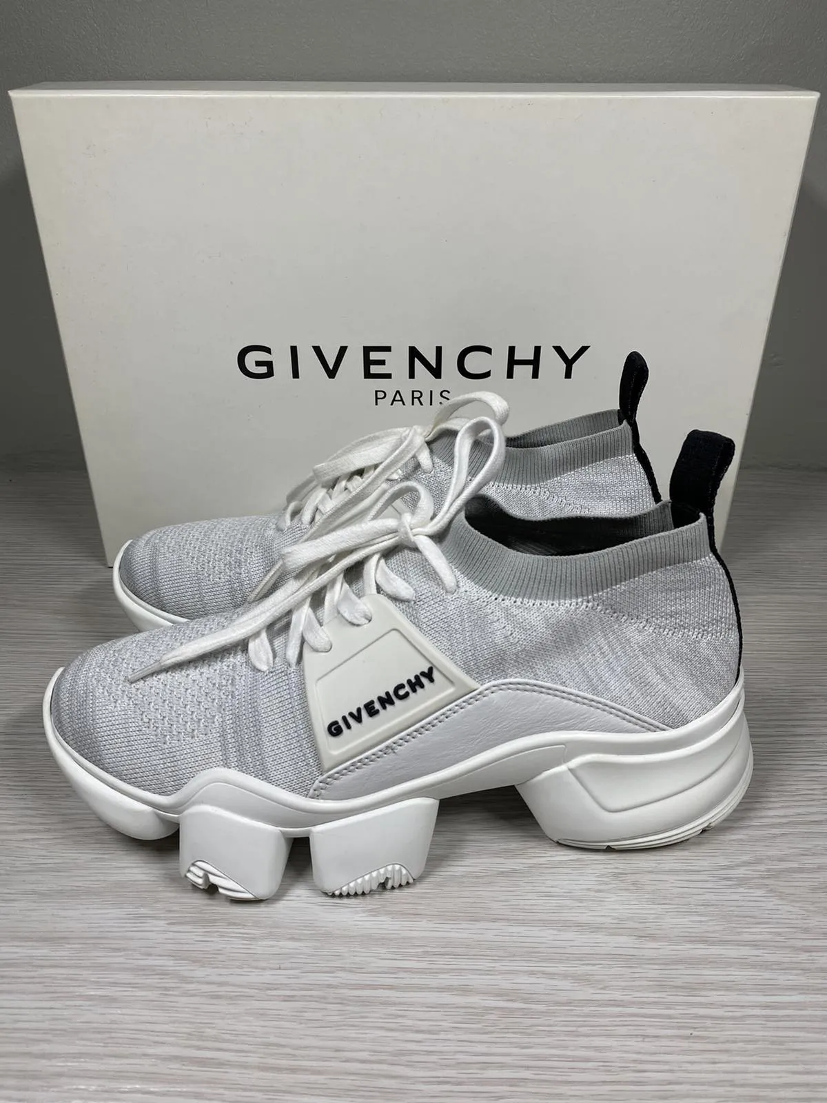 <B> GIVENCHY</B> <BR>Jaw Low Knitted Trainers 39